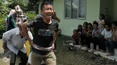 Banyak cara dilakukan masyarakat untuk memperingati 71 tahun negeri ini bebas dari penjajahan. Semua bergembira, meneriakkan kata "merdeka!", tak kecuali bagi para penyandang tunanetra. (Liputan6.com/Yoppy Renato)