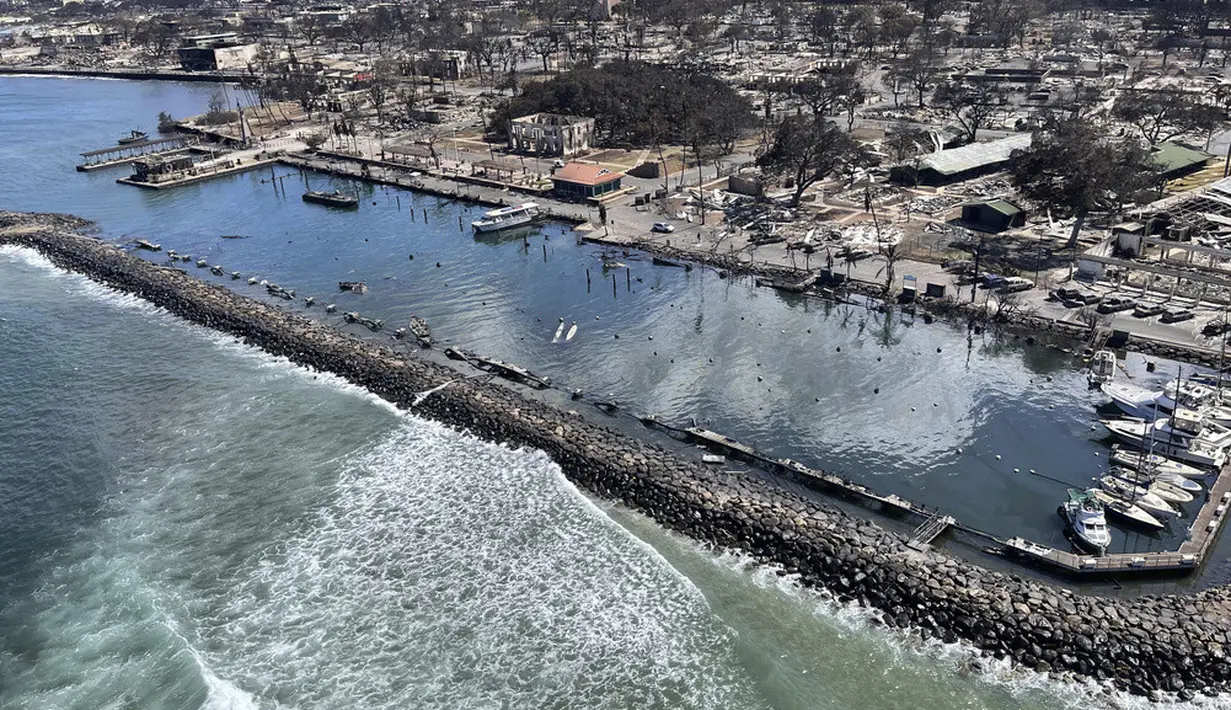 <p>Sirene yang ditempatkan di sekitar pulau - dimaksudkan untuk memperingatkan bencana alam yang akan datang - tidak pernah berbunyi, dan pemadaman listrik dan seluler yang meluas menghambat bentuk peringatan lainnya. Pejabat setempat telah menggarisbawah multi-faktor 'mimpi buruk' dari kebakaran di Maui. (Hawaii Department of Land and Natural Resources via AP)</p>