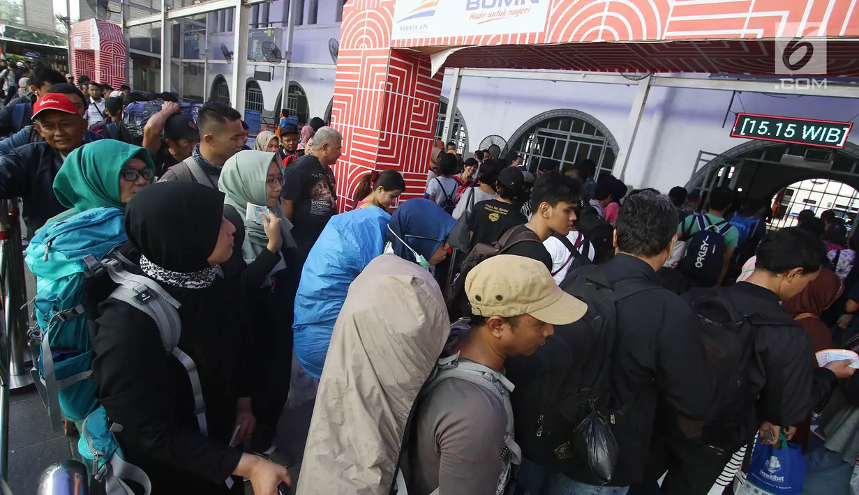 Calon penumpang antre sebelum masuk ke dalam Stasiun Pasar Senen, Jakarta, Kamis (31/8). Libur Idul Adha 1438 H pada 1 September 2017 dimanfaatkan oleh warga Jakarta dan sekitarnya untuk bepergian. (Liputan6.com/Immanuel Antonius)