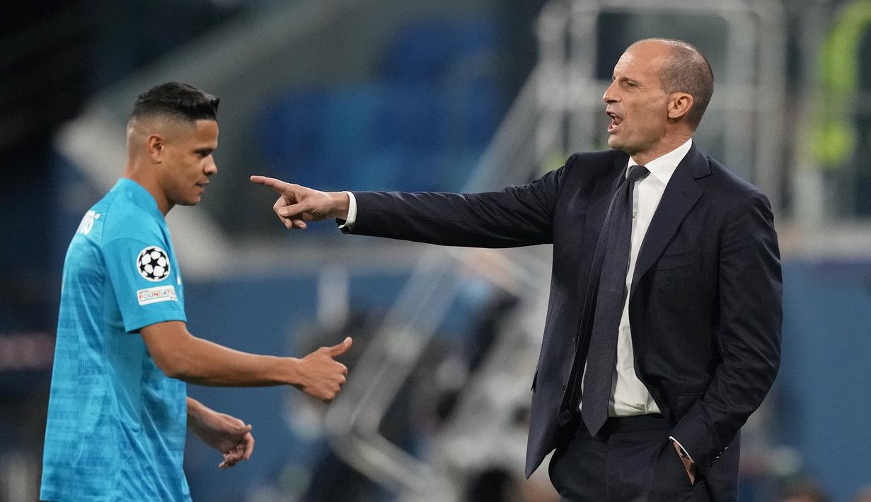 Pelatih Juventus, Massimiliano Allegri menginstruksikan pemainnya saat bertanding melawan Zenit St. Petersburg pada pertandingan Grup H Liga Champions di Gazprom Arena di St.Petersburg, Rusia, Kamis (21/10/2021). Juventus menang atas Zenit St. Petersburg 1-0. (AP Photo/Dmitry Lovetsky)