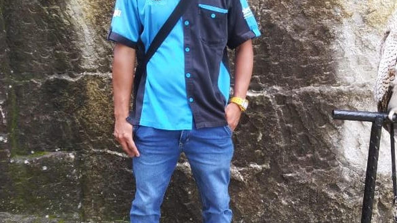 Deden menarik biaya sukarela pada wisatawan yang ingin berfoto dengan burung hantu kesayangannya.