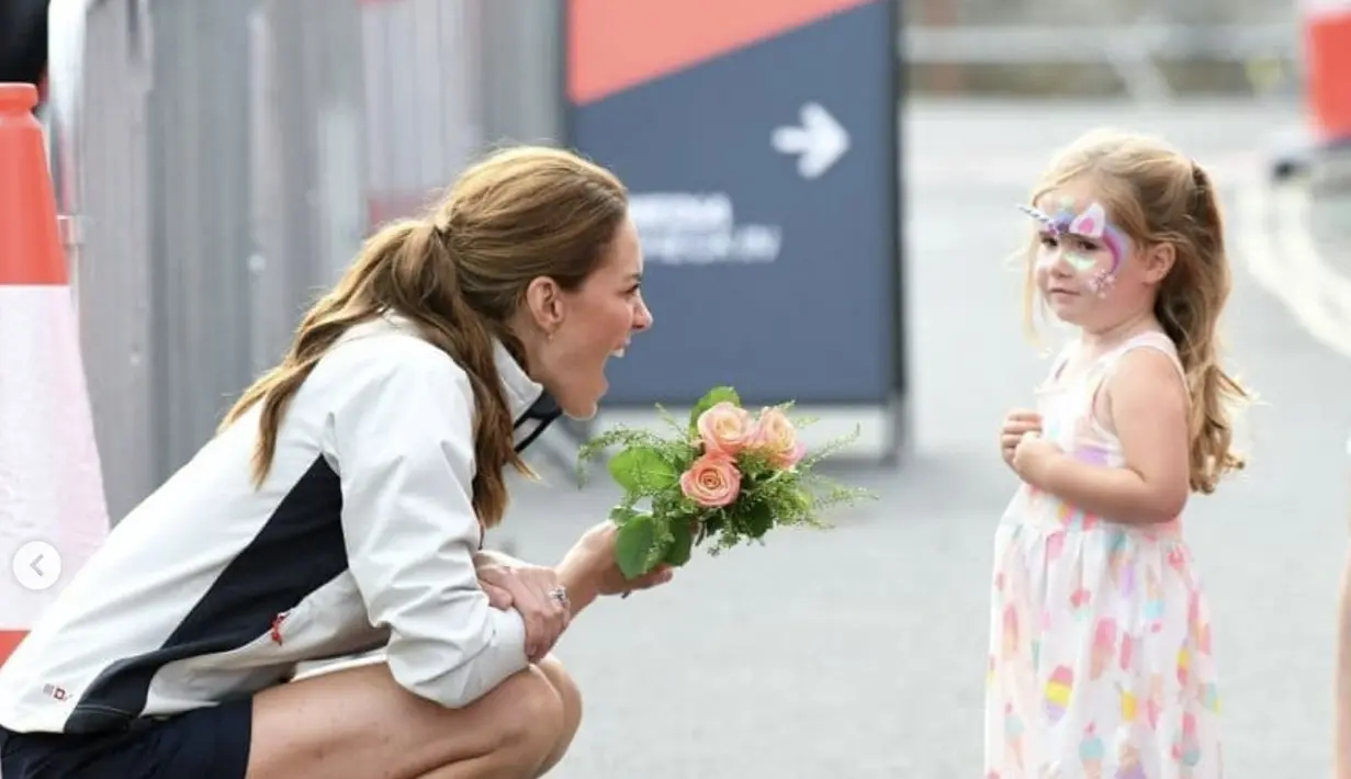 Bergaya super sporty dengan running outfit, Kate Middleton memakai New Balance Fresh Foam Cruz dengan harga kisaran Rp1,7 juta. [Foto: Instagram/ Kensington royal]