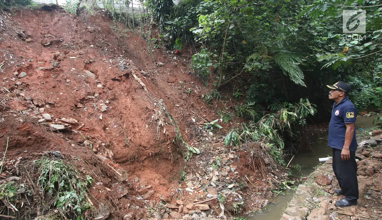 Warga mengamati longsor yang terjadi di kawasan Ciganjur, Jakarta Selatan, Senin (13/11).  Longsor diduga akibat penumpukan material pembangunan serta hujan deras yang mengguyur Jakarta. (Liputan6.com/Immanuel Antonius)