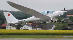 Pilot Damian Hischier menerbangkan pesawat SolarStratos saat lepas landas saat penerbangan pertama di Payerne, Swiss (5/5). Pesawat ini hanya dapat dinaiki dua penumpang. (AFP Photo/Fabrice Coffrini)