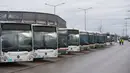 Sejumlah bus yang disiapkan untuk evakuasi massal terparkir di depan stadion kota Augsburg, Jerman, Minggu (25/12). Lebih dari 54.000 warga terpaksa dievakuasi setelah ditemukan bom seberat 1,8 ton peninggalan Perang Dunia II. (Stefan Puchner/dpa/AFP)