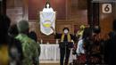 Pendeta memimpin ibadah perayaan malam Natal di Gereja Protestan Indonesia Bagian Barat (GPIB) Effatha, Jakarta, Jumat (24/12/2021). Ibadah malam ini mengangkat tema Nyanyian Pujian. (Liputan6.com/Johan Tallo)