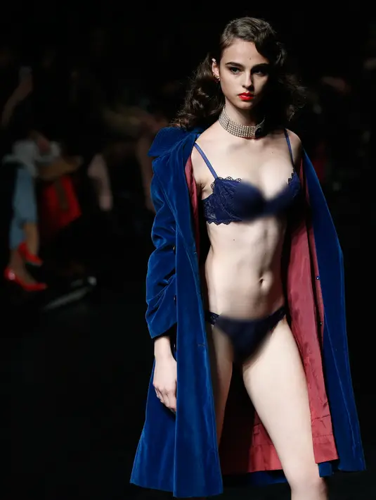 Model berpose memakai pakaian dalam Peach John bertema Autumn/Winter 2016 selama Tokyo Fashion Week di Tokyo, Jepang (15/3/2016). (REUTERS/Toru Hanai)
