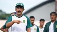 Pelatih Persebaya Surabaya, Aji Santoso. (Bola.com/Aditya Wany)