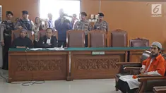 Terpidana kasus pelemparan bom molotov ke Gereja Oikumene, Samarinda, Joko Sugito menjadi saksi dalam sidang lanjutan terdakwa bom Thamrin, Aman Abdurrachman di Pengadilan Negeri Jakarta Selatan, Selasa (27/3). (Liputan6.com/Herman Zakharia)