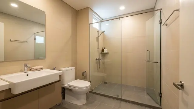 Kamar Mandi Dengan Partisi Kaca Area Basah dan Kering