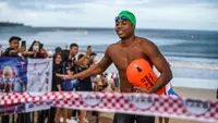 Perenang nasional Fadlan Prawira juara kategori 2km overal men di Oceanman Indonesia 2022