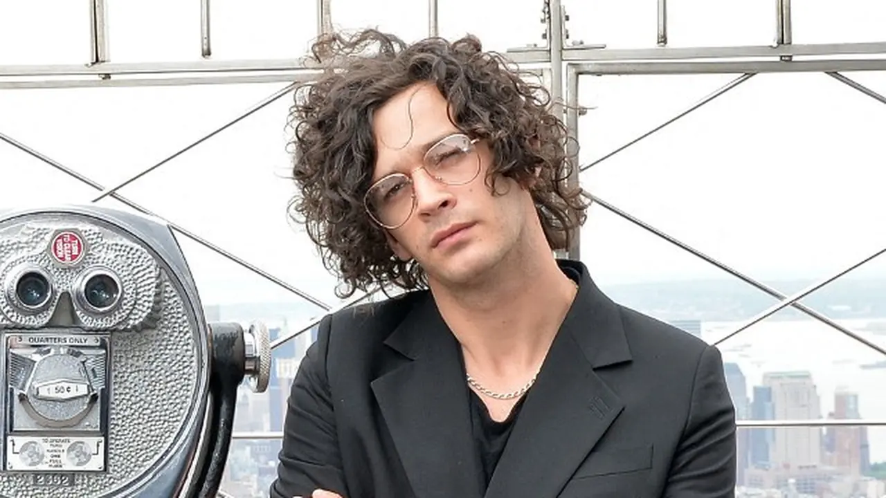 Mengenal Sosok Matty Healy, Vokalis The 1975 yang Dikabarkan Jadi Pacar Baru Taylor Swift
