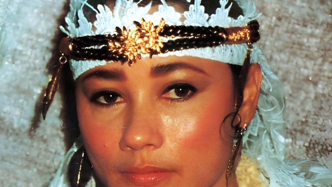 Suzzanna dikenal sebagai "Ratu Horor Indonesia" berkat perannya yang ikonis dalam film-film horor klasik seperti Ratu Ilmu Hitam (1981) dan Sundel Bolong (1982). Popularitasnya melonjak pada tahun 1970-an dan 1980-an, menjadikannya salah satu bintang pali