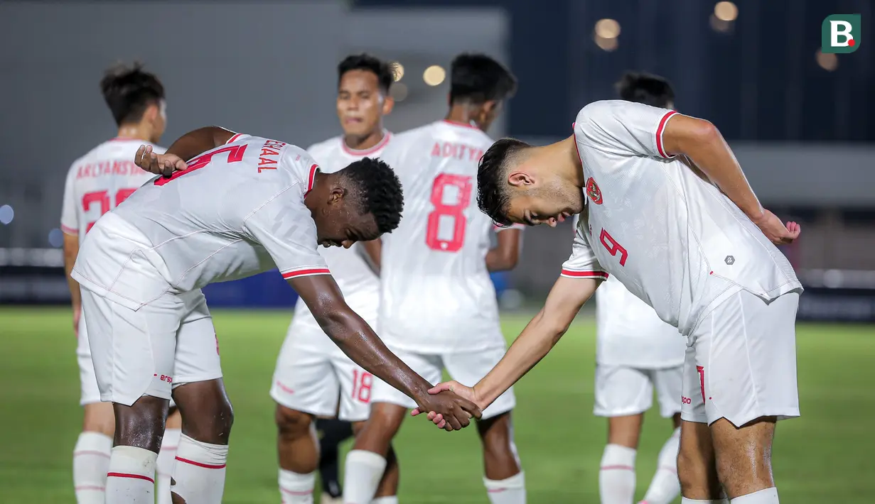 <p>Pemain Timnas Indonesia U-20, Jens Raven (kanan) melakukan selebrasi bersama Meshaal Hamzah Bashier setelah mencetak gol pembuka ke gawang Timor Leste pada laga Grup F Kualifikasi Piala Asia U-20 2025 di Stadion Madya, Senayan, Jakarta, Jumat (27/09/2024). (Bola.com/Bagaskara Lazuardi)</p>