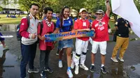 Suporter Timnas Indonesia dan Thailand, kompak saat mendukung tim kesayangan di Piala AFF 2018, Sabtu (17/11/2018) di Stadion Rajamangala, Bangkok. (Bola.com/Muhammad Ivan Rida)