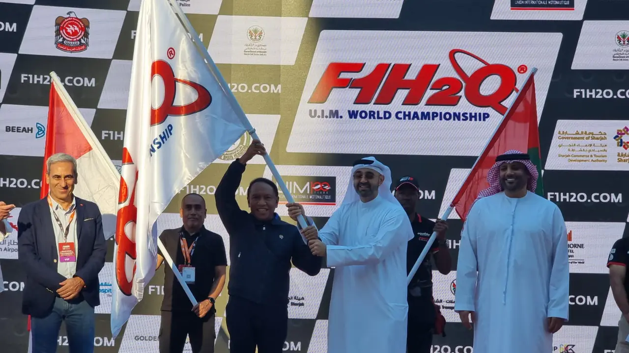 Menteri Pemuda dan Olahraga Republik Indonesia (Menpora RI) Zainudin Amali menerima bendera penyelenggaraan F1 Powerboat
