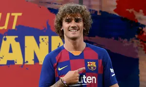 Penampilan rambut Antoine Griezmann saat resmi diperkenalkan Barcelona sebagai penghuni baru Camp Nou pada 14 Juli 2019. (Foto by Lluis Gene / AFP)