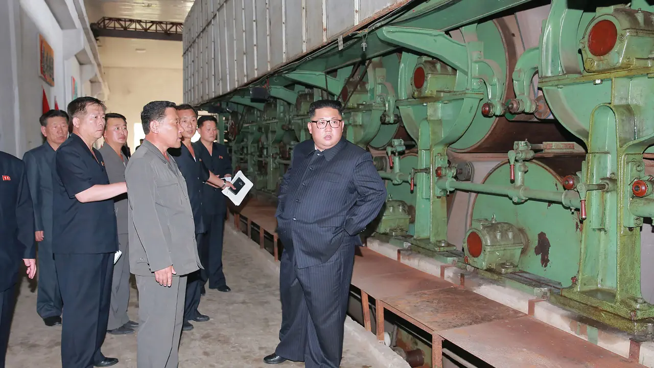 Kim Jong-un Kunjungi Pabrik Tekstil di Sinuiju