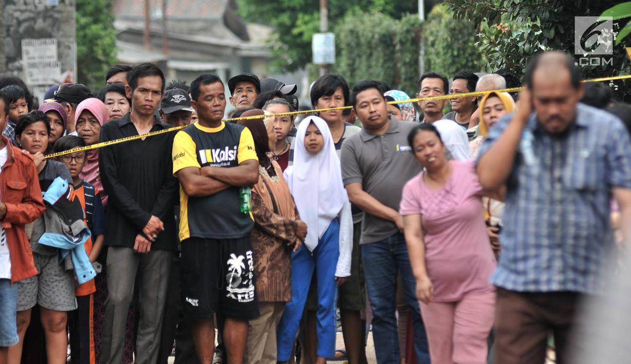 FOTO: Antusiasme Warga Lihat Rekonstruksi Pembunuhan Satu ...