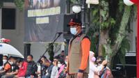 Ketua Satgas COVID-19 Letjen TNI Suharyanto memimpin apel sebelum melakukan giat pembagian masker di Kota Bandung, Jawa Barat, Sabtu (19/2/2022). (Dok BNPB)