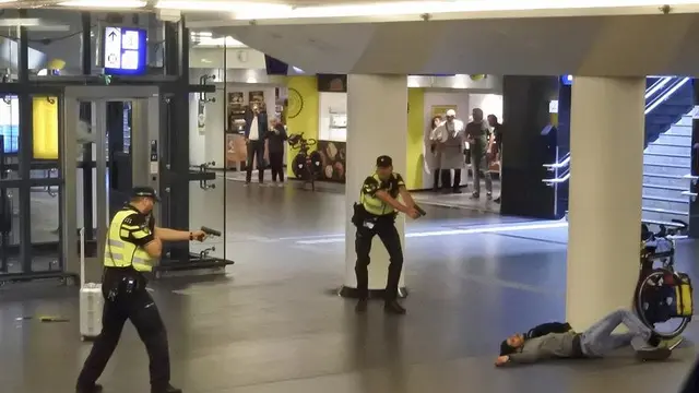Polisi melumpuhkan pelaku aksi teror penikaman terhadap dua orang turis AS di Amsterdam, Belanda, Sabtu 1 September 2018 (AP Photo)