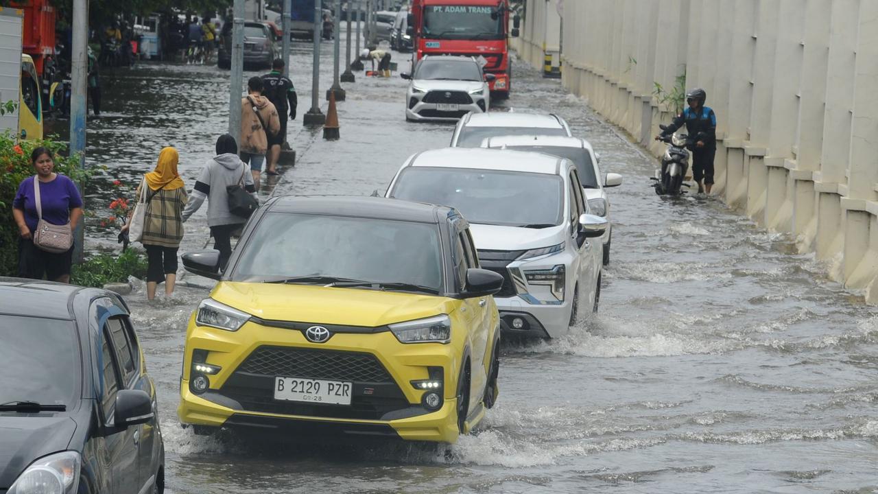 Mobil mewah mogok saat banjir rob di Muara Angke