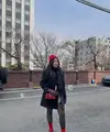 Saat berpose di depan gerai Gentle Monster, penyanyi muda ini tampil modis dengan padu padan outfit serba hitam yang diberi sentuhan merah mencolok sebagai statement look. [@tiaraandini].