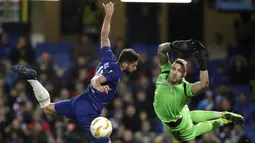 Striker Chelsea, Oliver Giroud, berusaha menyundul bola saat melawan PAOK Thessaloniki pada laga Liga Europa di Stadion Stamford Bridge, Kamis (29/11). Chelsea menang 4-0 atas PAOK Thessaloniki. (AP/Matt Dunham)