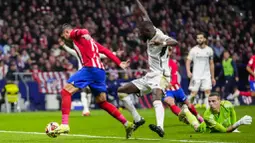 Pemain Atletico Madrid, Alvaro Morata, mencetak gol ke gawang Real Madrid dalam laga babak 16 besar Copa del Rey 2023/2024 yang digelar di Metropolitano, Jumat (19/1/2024). (AP Photo/Manu Fernandez)