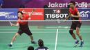 Ganda campuran Indonesia, Tontowi Ahmad/Liliyana Natsir mengembalikan kok ke arah Lee Chun Hei R/Chau Hoi Wah (Hong Kong) di perempat final Bulutangkis Asian Games 2018 di Istora Kompleks GBK, Jakarta, Sabtu (25/8). (Liputan6.com/Helmi Fithriansyah)