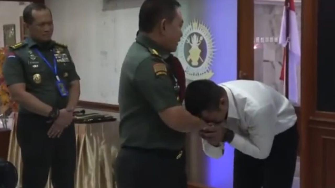 Mendengar hal itu, Ravi langsung terharu dan menangis. Dia langsung sujud sukur dan mencium tangan Jenderal Dudung.<br>
