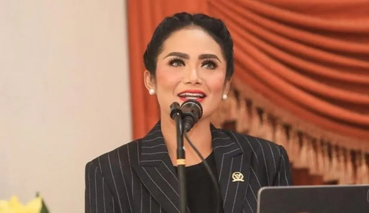 Krisdayanti sendiri adalah anggota DPR RI Komisi IX dari fraksi PDI Perjuangan dan memiliki masa bakti hingga 2024 mendatang. (Instagram @krisdayantilemos)
