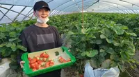 Kegiatan Suga BTS di Tengah Pandemi, Berkebun dan Panen Stroberi