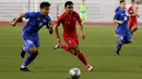 Bek Thailand Saringkan Promsupa beradu cepat dengan bek Timnas Indonesia U-22 Asnawi Mangkualam pada laga SEA Games 2019 di Stadion Rizal Memorial, Manila, Filipina, Selasa (26/11/2019). Indonesia menang 2-0 atas Thailand. (Bola.com/M Iqbal Ichsan)