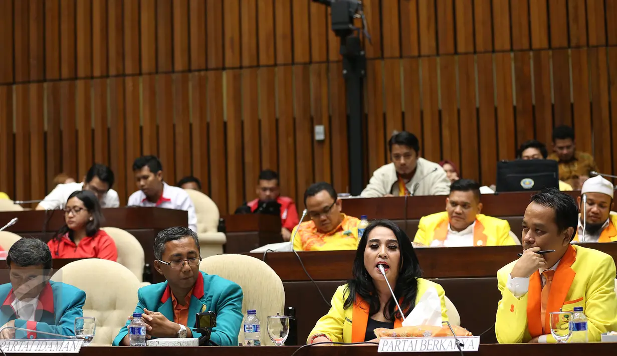 Ketua Umum Partai Solidaritas Indonesia (PSI) Grace Natalie (tengah) memberikan pendapat saat RDP dengan Pansus RUU Pemilu, Jakarta, Rabu (8/2). Rapat tersebut membahas sistem pemilu dan ambang batas parlemen dan presiden. (Liputan6.com/Johan Tallo)