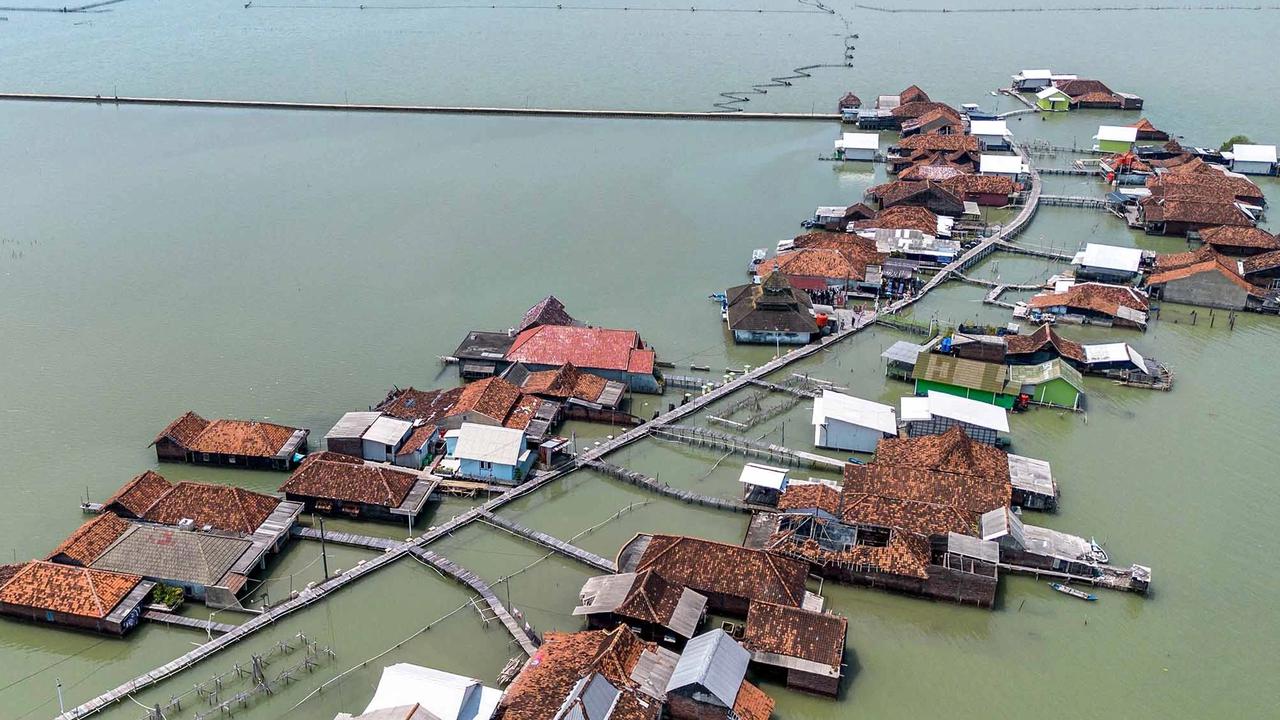 FOTO: Timbulsloko Bertahan di Tengah Rob yang Tak Kunjung Surut