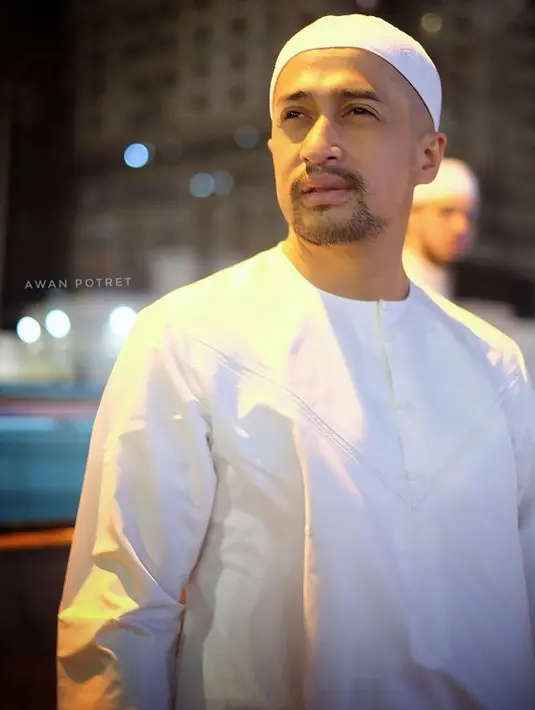 Kabar ini diketahui dari unggahan di akun Instagramnya. Ia mengunggah fotonya sedang terbaring di kasur rumah sakit dan dijenguk oleh sahabat dan para kerabatnya. (Instagram/irfanhakim75)