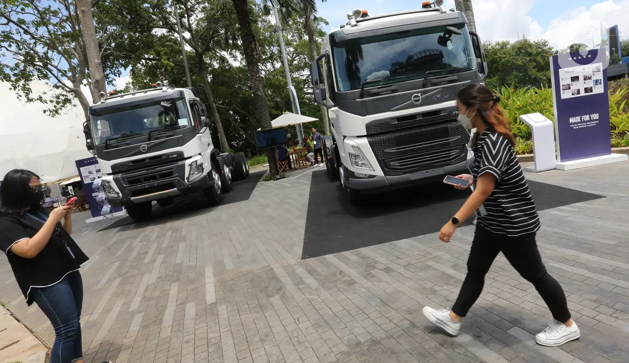 Pengunjung melintas di depan Volvo Truck terbaru di Senayan Park, Jakarta (16/11/2021). Pengunjung dapat melihat komponen truk terbaru seperti axle hingga isi cabin dan merasakan pengalaman mengendarai truk terbaru dari Volvo bertajuk Volvo Trucks New Range-Made For You. (Liputan6.com/Fery Pradolo)