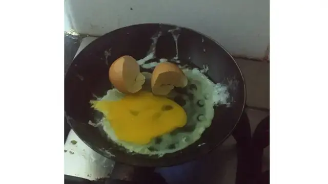 6 Momen Apes ketika Pecahkan Telur Ini Bikin Elus Dada, Jadi Malas Masak