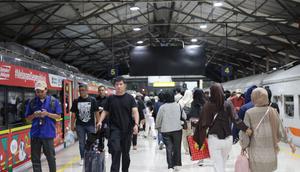Penumpang kereta api tujuan Bandung