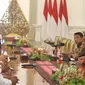 Presiden Joko Widodo berdialog dengan Dewan Pimpinan Pusat Asosiasi Petani Tebu Rakyat Indonesia (DPP APTRI) di Istana Negara, Jakarta, Selasa (5/3). Pertemuan membahas kelangsungan industri gula dan pertanian tebu.(Liputan6.com/Angga Yuniar)