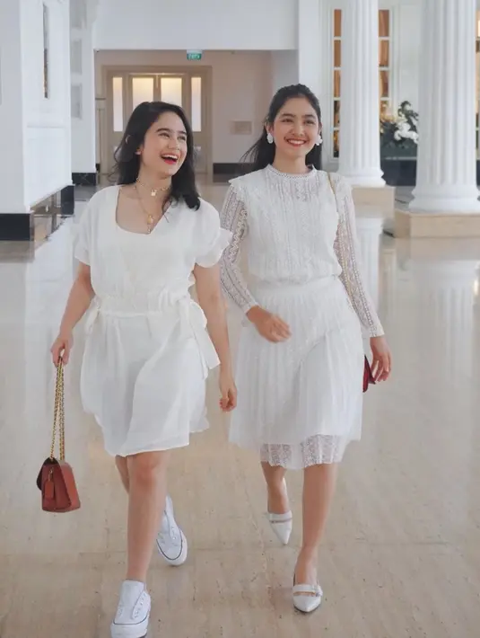 Pemilik nama lengkap Tissa Biani Azzahra kali ini tampil serasi dengan Cut Syifa. Keduanya kompak mengenakan dress dan sepatu putih. Aura kecantikan Tissa dan Cut Syifa pun semakin terpancar. (Liputan6.com/IG/@tissabiani)