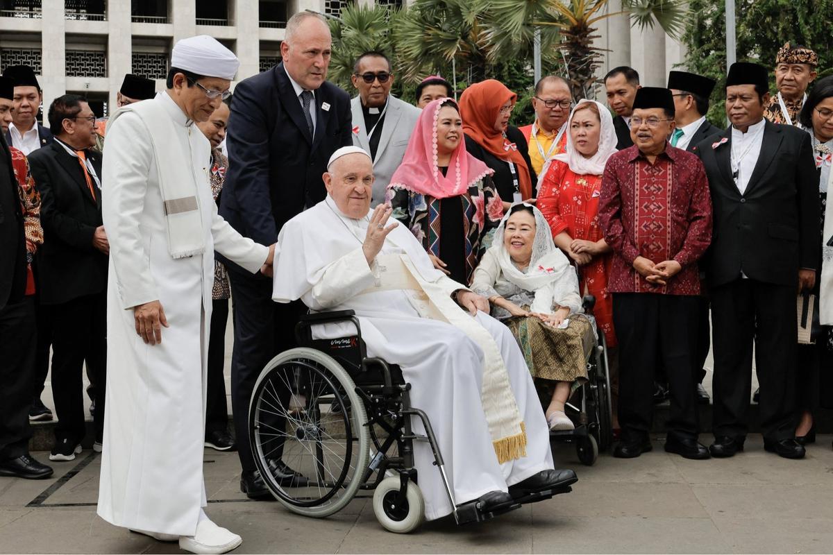 Mengenang Ciuman Penuh Haru Paus Fransiskus dan Imam Besar Masjid Istiqlal yang Jadi Sorotan Dunia
