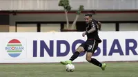 Striker PSIS Semarang, Silvio Escobar, menggiring bola saat menghadapi Bhayangkara FC pada laga Shopee Liga 1 di Stadion Patriot Chandrabhaga, Bekasi, Selasa (20/8). PSIS menahan imbang 0-0 Bhayangkara. (Bola.com/Yoppy Renato)