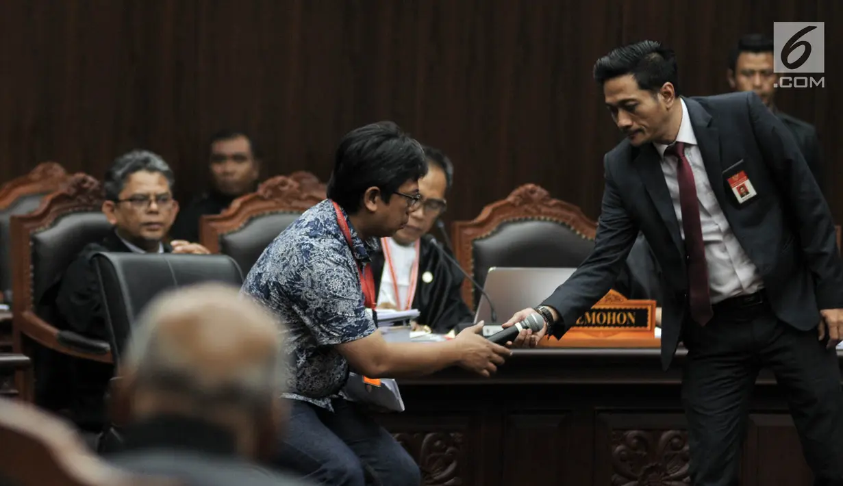 Saksi fakta Pemohon, Hermansyah bersiap memberikan kesaksian dalam sidang lanjutan sengketa Pilpres 2019 di Mahkamah Konstitusi, Jakarta, Rabu (19/6/2019). Kuasa hukum Pemohon menghadirkan 15 saksi fakta dan 2 saksi ahli pada sidang lanjutan sengketa Pilpres 2019. (merdeka.com/Iqbal S. Nugroho)