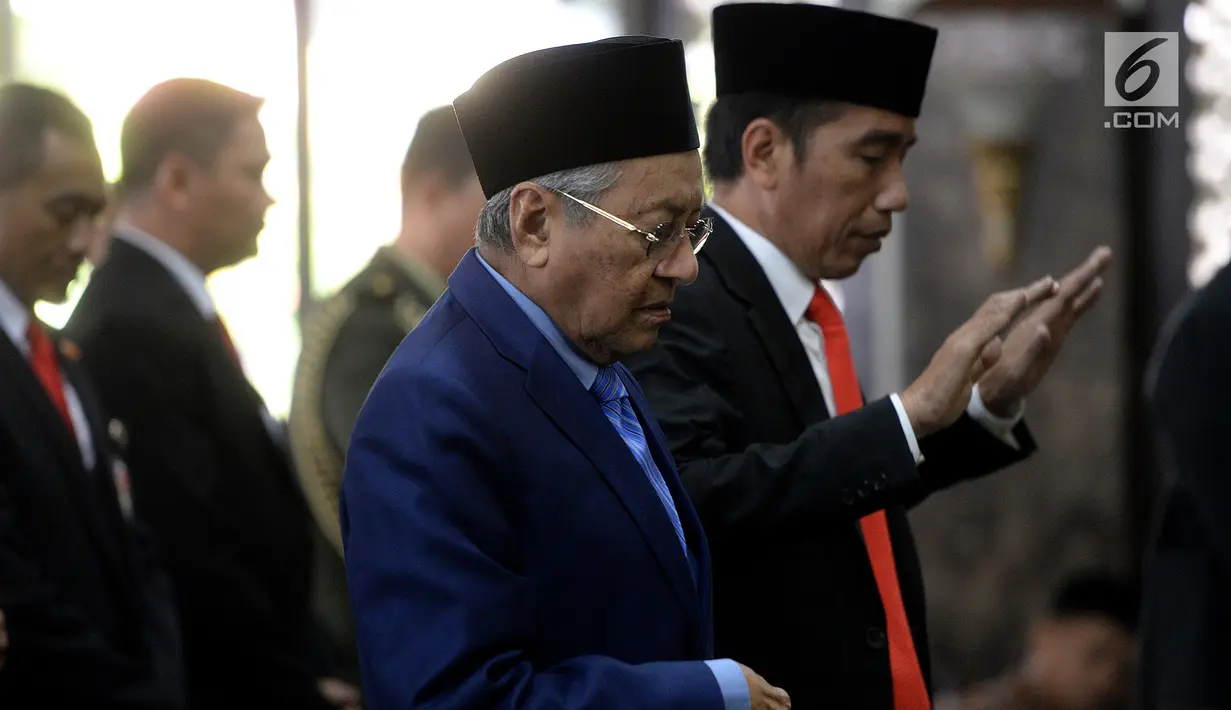 Presiden Joko Widodo (Jokowi) dan Perdana Menteri (PM) Malaysia Mahathir Mohamad melakukan salat Jumat bersama di Masjid Jami' Baitussalam, Istana Bogor, Jawa Barat, Jumat (29/6). (Liputan6.com/Pool/Wihdan)