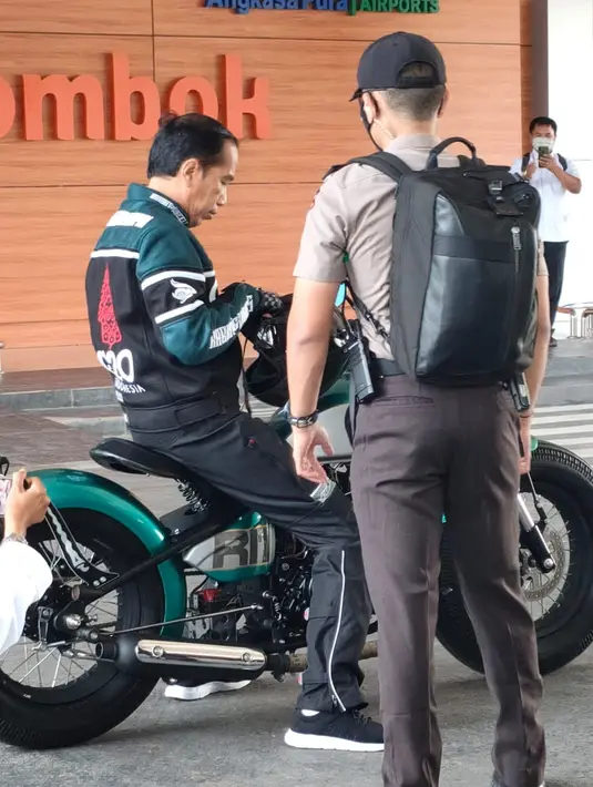 Presiden Joko Widodo seusai meninjau fasilitas Bandara Internasional Zainuddin Abdul Madjid di Kabupaten Lombok Tengah Nusa Tenggara Barat (NTB), Kamis (13/1/2022). Jokowi bersiap mengendarai sepeda motor jenis Kawasaki W175 custom berwarna hijau metalik. (Foto: Dok. Biro Pers Sekretariat Presiden)