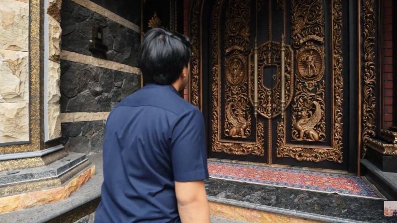 Pintu Depan