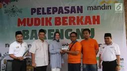 Pejabat Eksekutif Hubungan Kelembagaan Bank Mandiri Alexandra Askandar menyerahkan tiket gratis saat melepas peserta mudik bareng NU-Bank Mandiri di Kantor PBNU, Jakarta (9/6). Mudik gratis ini memberangkatkan 3.000 Nahdliyin. (Liputan6.com/Arya Manggala)