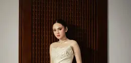 Detail gaun tersebut pun kembali menarik perhatian setelah sang desainer mengunggah close-up look busana Syifa melalui Instagram. [Dok/hiantjen].